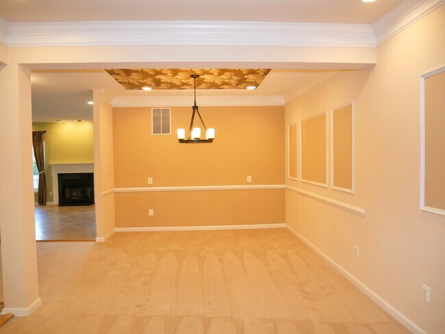 Building Photo - Gorgeous Former Model 4 Bed 2.5 Bath Townh...