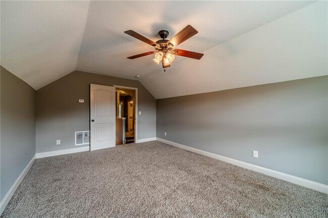 Building Photo - 511 Lena Dr