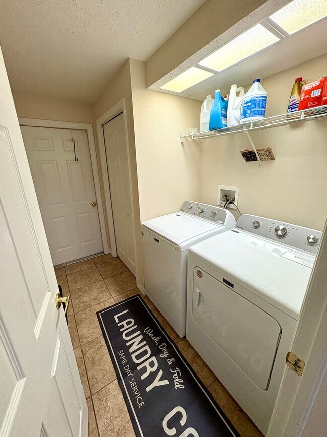 Building Photo - Beautiful 4bed/2bath Pool Home on Conservation Lot