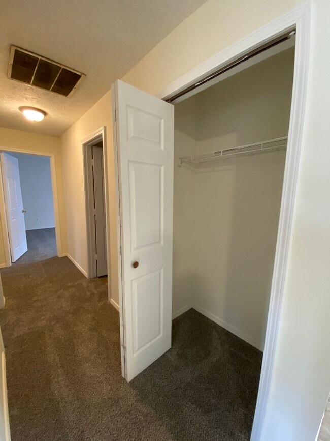 Building Photo - 3 Bedroom House Near the Clear Creek Trail