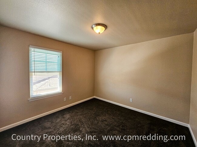 Building Photo - Spacious 5 Bedroom in the Heart of Redding!