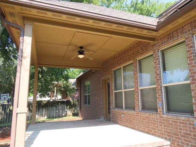 Building Photo - Lindale ISD- Gorgeous 4 Bedroom 2.5 Bathro...