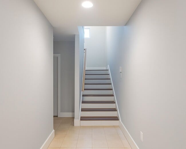 Building Photo - 404 Parker St