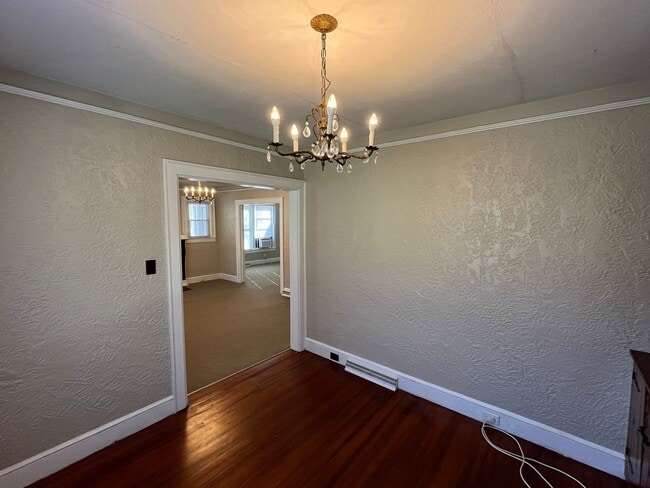 Building Photo - Charming 2-bedroom, 1-bathroom house