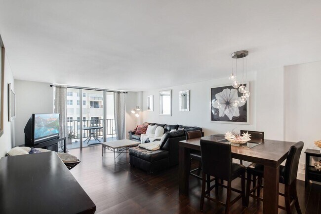 Building Photo - 1147 Hillsboro Mile