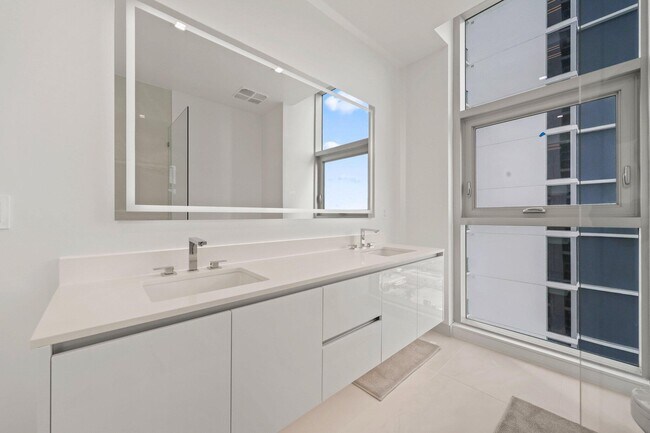 Building Photo - 220 Lake Shore Dr