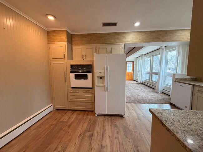 Building Photo - Gorgeous 2+ Bedroom 2 Bathroom Home $1995