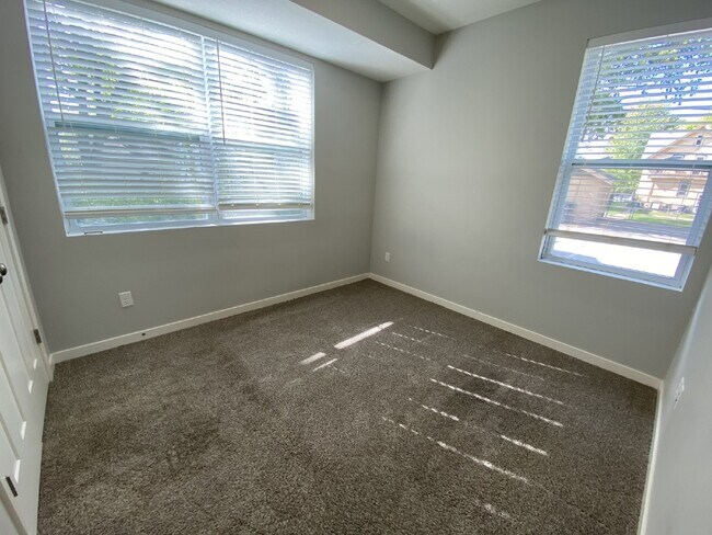 Building Photo - Modern Comfort Meets Urban Convenience in Longfellow!