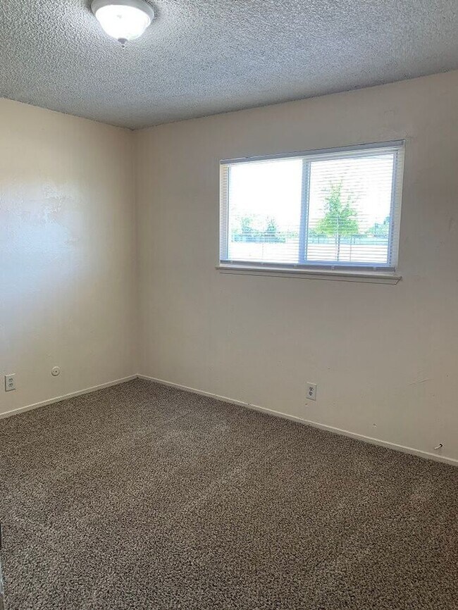 Building Photo - Downstairs unit approaching Downtown Visalia!