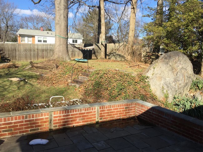 Building Photo - 810 Loxford Terrace