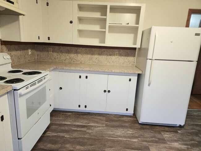 Building Photo - Country Living Home