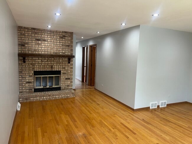 Building Photo - 5712 N Avondale Ave