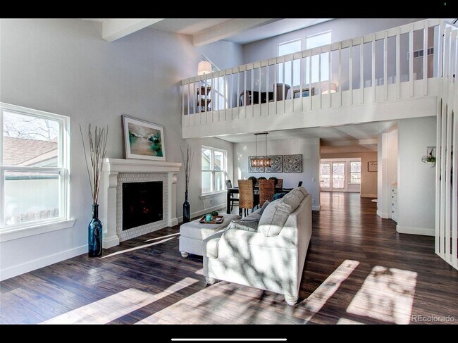 Building Photo - Beautiful Open & Remodeled 5 Bedroom Home ...