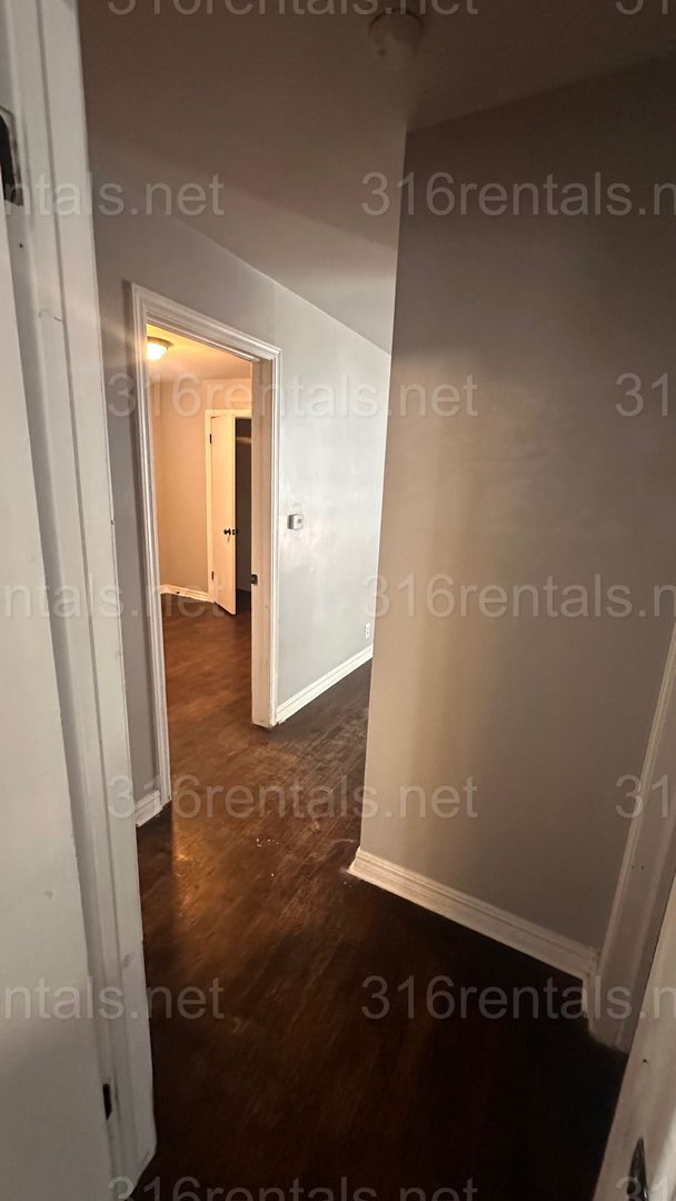 Building Photo - $1200 - 3 bed 1 bath - Single Family Home