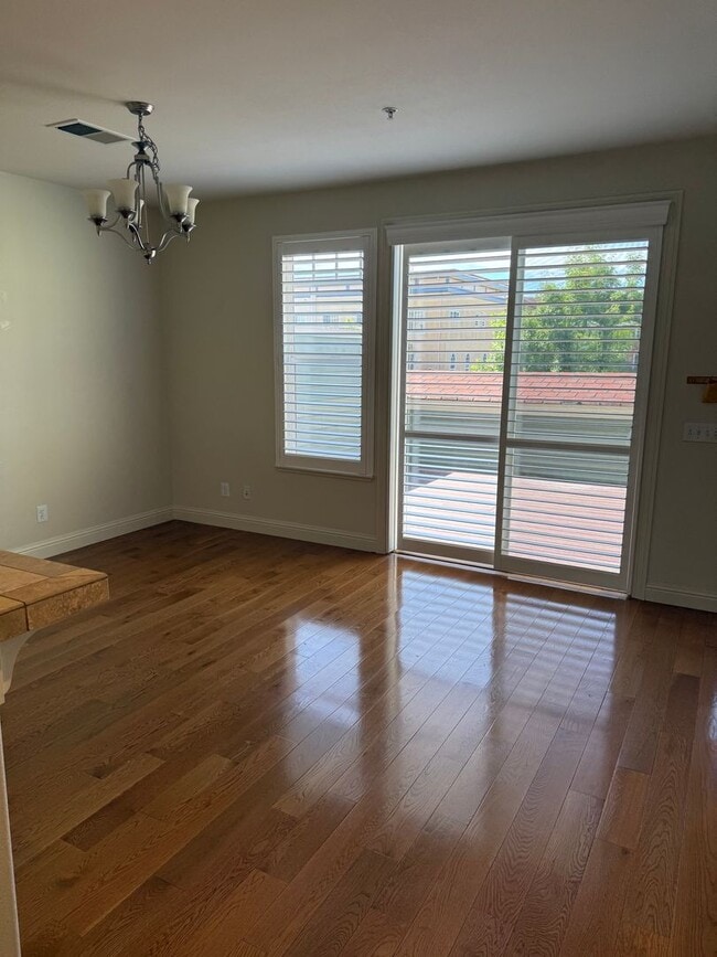 Building Photo - Well maintained 3 bedroom, 2.5 bath condo close to Windsor Town Green