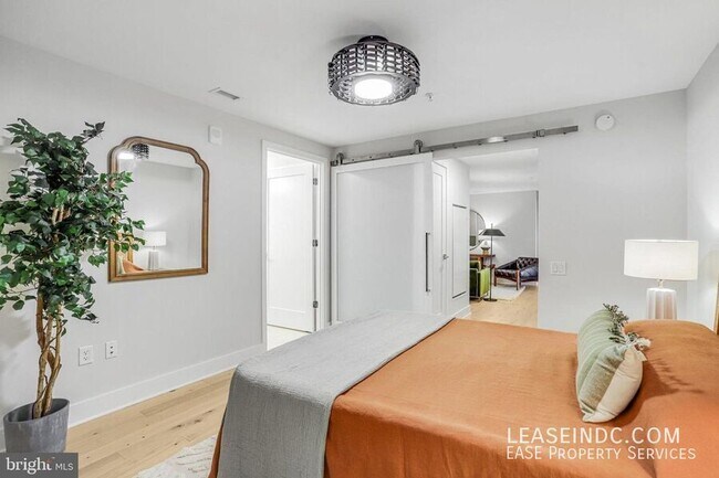 Building Photo - 1211 Van St SE