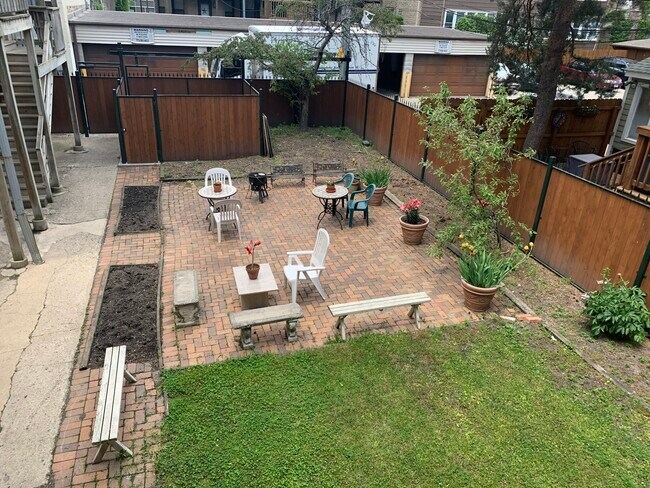 Building Photo - 1048 W Bryn Mawr Ave