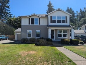 Building Photo - 4 Bedroom, 2.5 Bath DuPont Home!