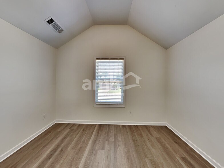 Building Photo - 1078 Hartwell Rd