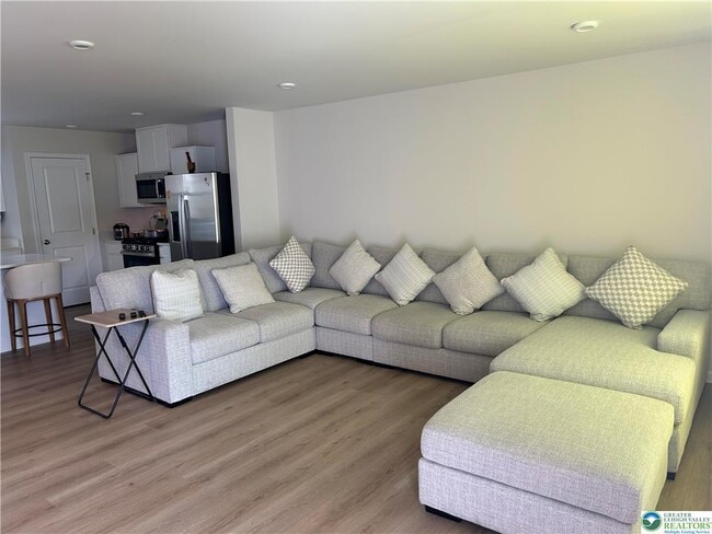 Building Photo - 2525 Barnes Ln