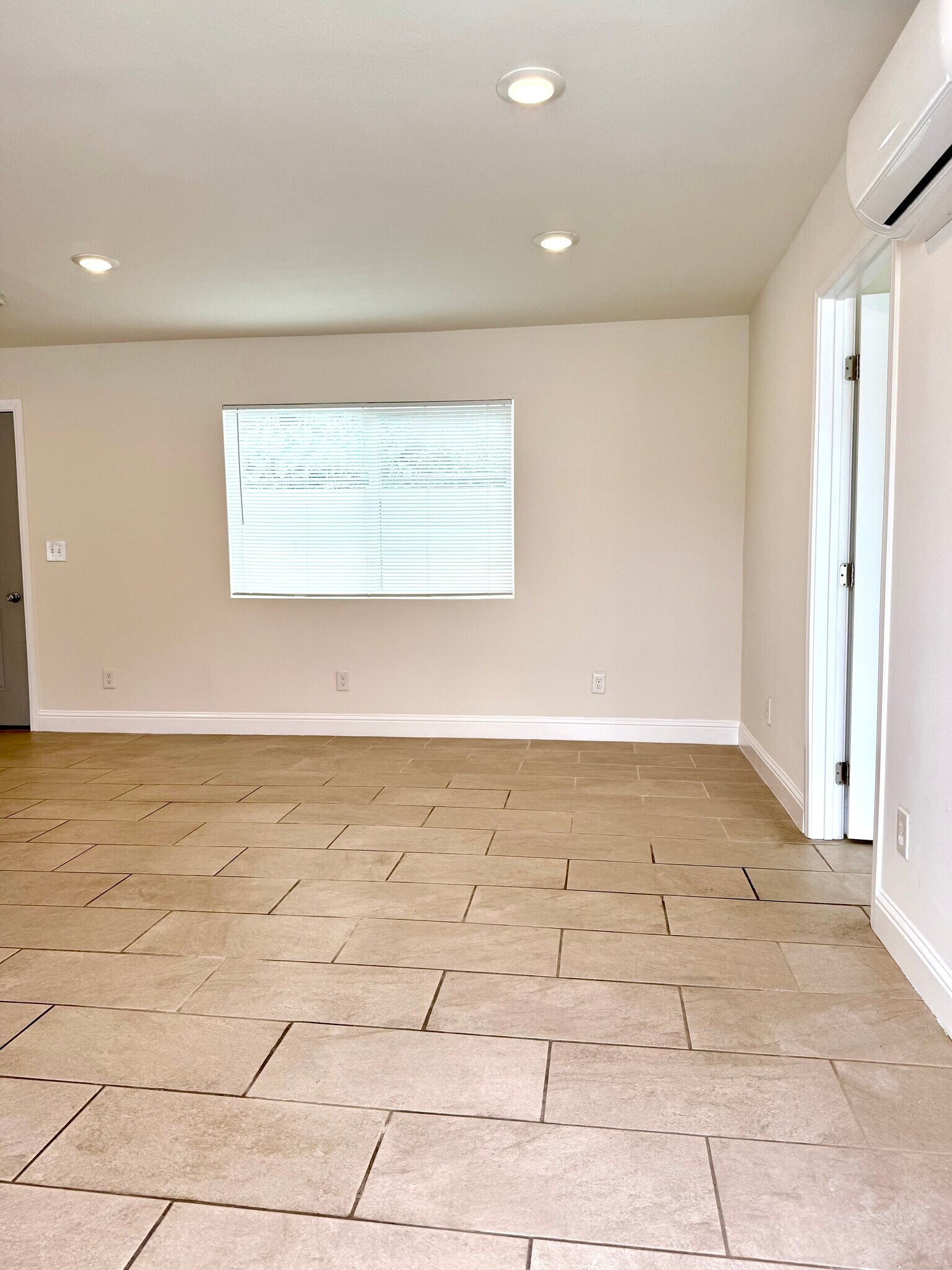 Building Photo - 6515 White Oak Ave