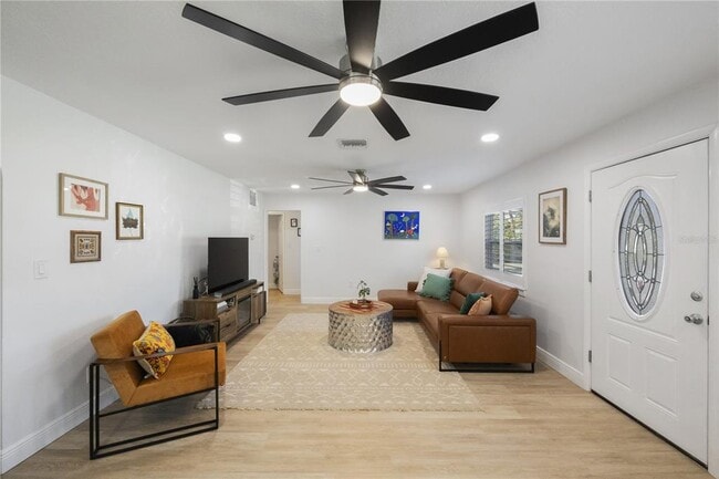 Building Photo - 702 Gray St S