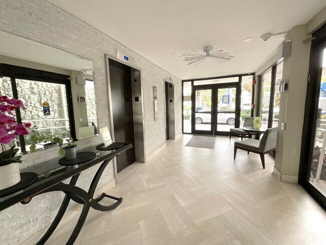 Building Photo - 9800 W Bay Harbor Dr