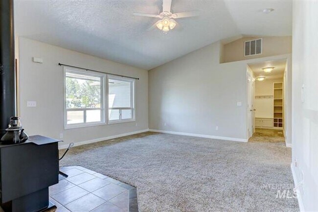 Building Photo - 4 Bedroom 2 Bath with RV Parking 2 Car Gar...