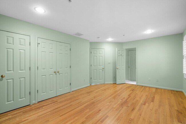 Building Photo - 3 Bed 3.5 Bath - Rockville Townhome - 2 Ca...