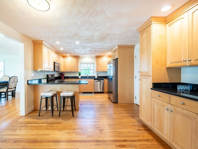 Building Photo - 573 Wolcott Ave