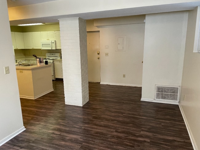 Building Photo - 1662 Summit St