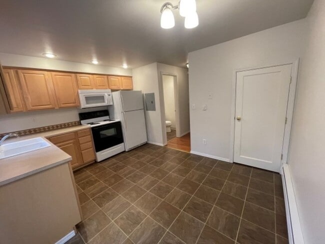 Building Photo - 2Bd/1.5Ba Lynnwood Townhouse