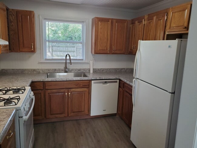 Building Photo - Great 3BR, 1BTH, 1 car att gar, ranch styl...