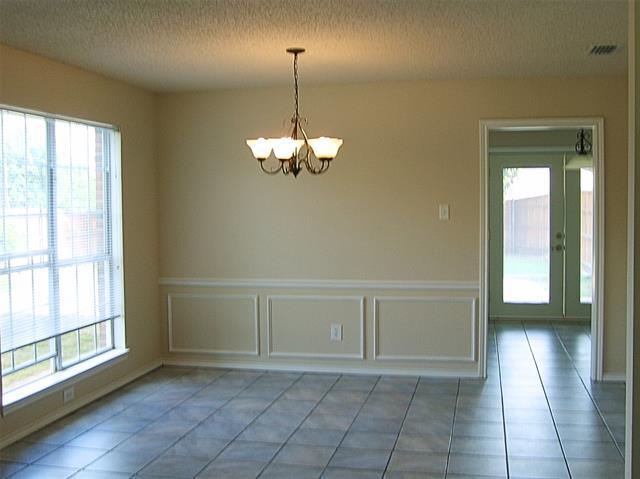 Building Photo - 802 Red Oak Dr