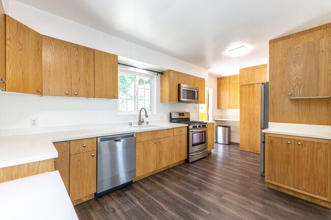 Building Photo - 1290 Clubhouse Dr