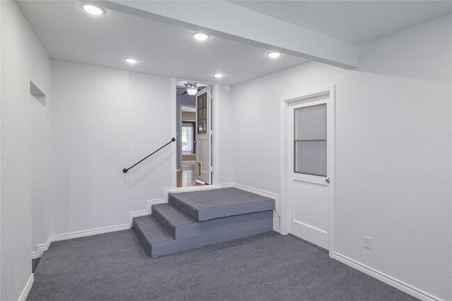 Building Photo - 305 Sunset Dr