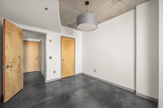 Building Photo - Awesome 1BE/1BA Condo in the Gulch w/2-res...