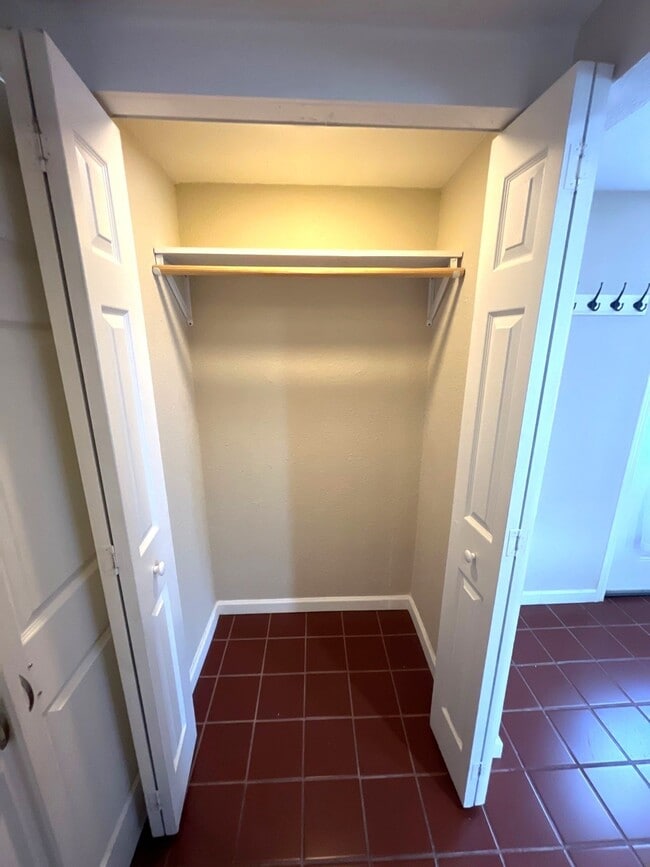 Building Photo - 627 E 14th St