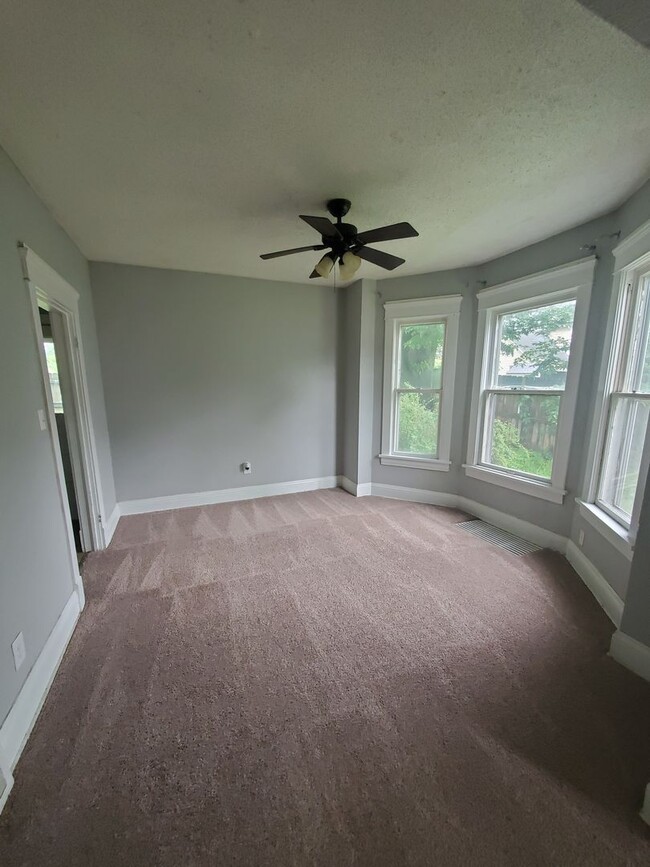 Building Photo - 2 Bedroom 1 Bath House in Moline