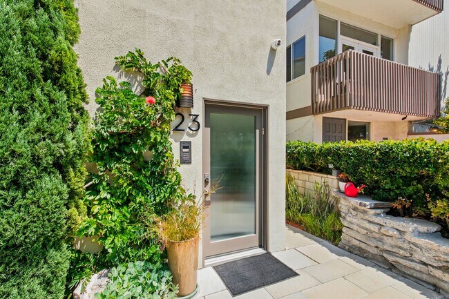 Building Photo - Privateer Duplex