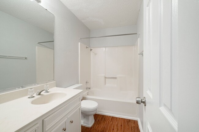 Building Photo - Cute 2 Bedroom, 2 Bath Condo in Northwest ...