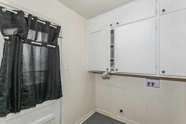 Building Photo - Bright and Spacious 2 Bedroom Duplex!