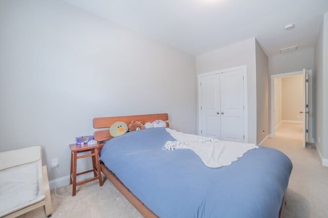 Building Photo - Coming Available! 3 Bedroom, 2.5 Bath Townhome!