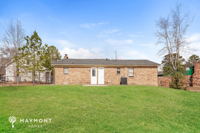 Building Photo - Charming Three Bedroom