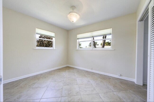 Building Photo - 1452 Crest Dr