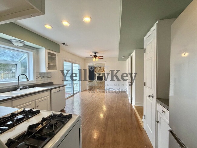 Building Photo - 728 Buffalo Cir