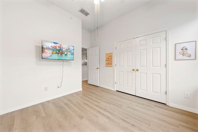 Building Photo - 834 Lake Evalyn Dr