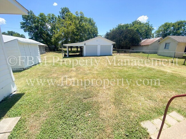 Building Photo - 603 E Lampasas St