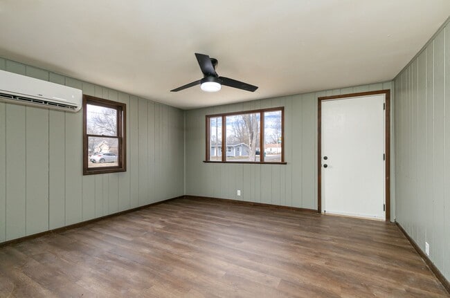 Building Photo - 2 Bedroom 1 Bathroom Home Located within w...