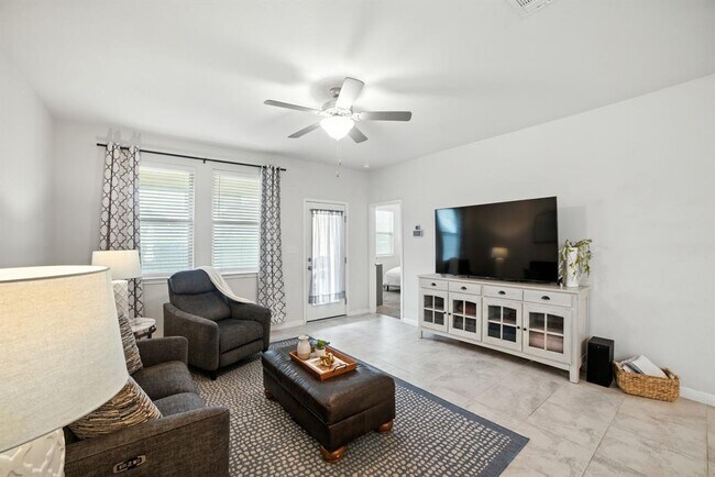 Building Photo - 324 Mountain Valley St